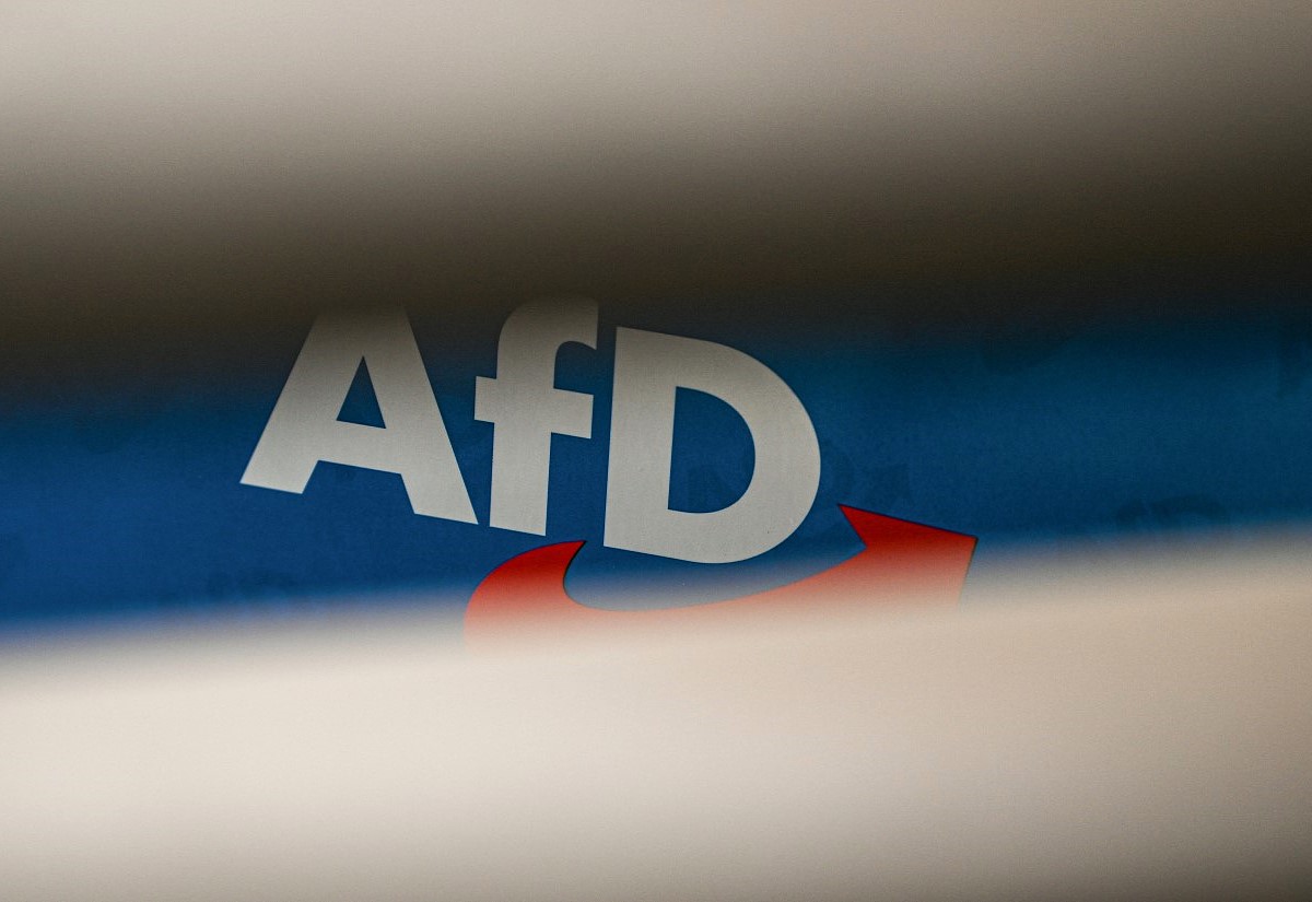 Eine Papiertasche mit dem Logo der Partei 