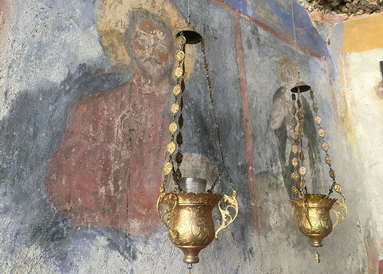 Wandmalereien in einem Felsenkloster