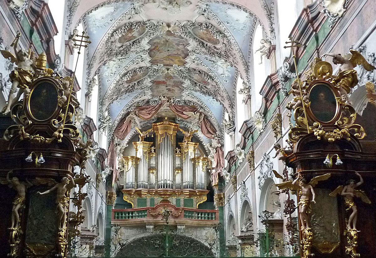 Kirchenschiff mit Deckengemälde von Wenzel Lorenz Reiner (um 1719) in der Klosterkirche Mariä Himmelfahrt Ossegg