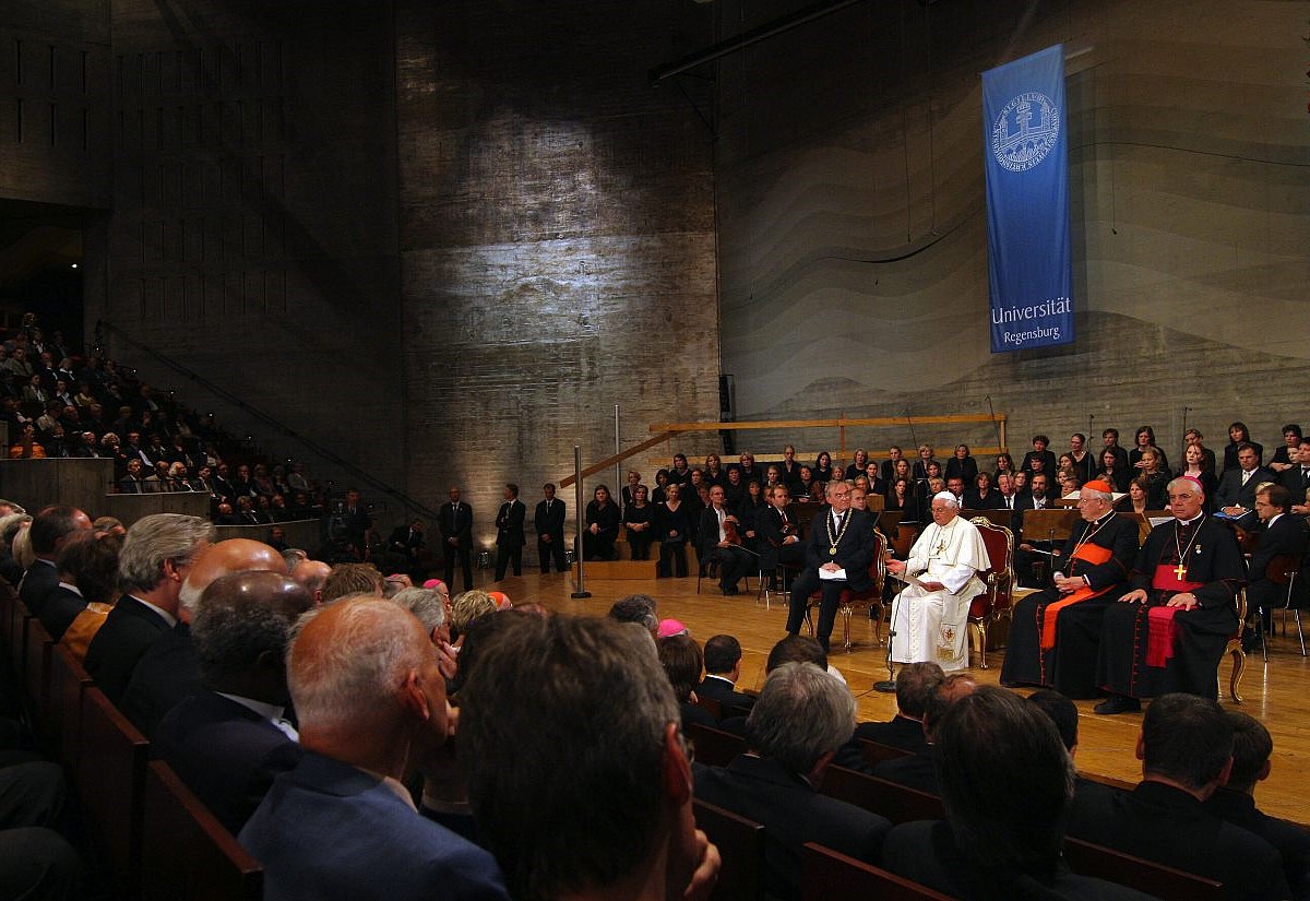 Treffen von Papst Benedikt XVI. mit Vertretern der Wissenschaft am 12. September 2006 im Audimax der Universität Regensburg in Regensburg, mit (v.l.n.r.) Rektor Alf Zimmer, Papst Benedikt XVI., Kardinalstaatssekretär Angelo Sodano und Gerhard Ludwig Müller, Bischof von Regensburg.