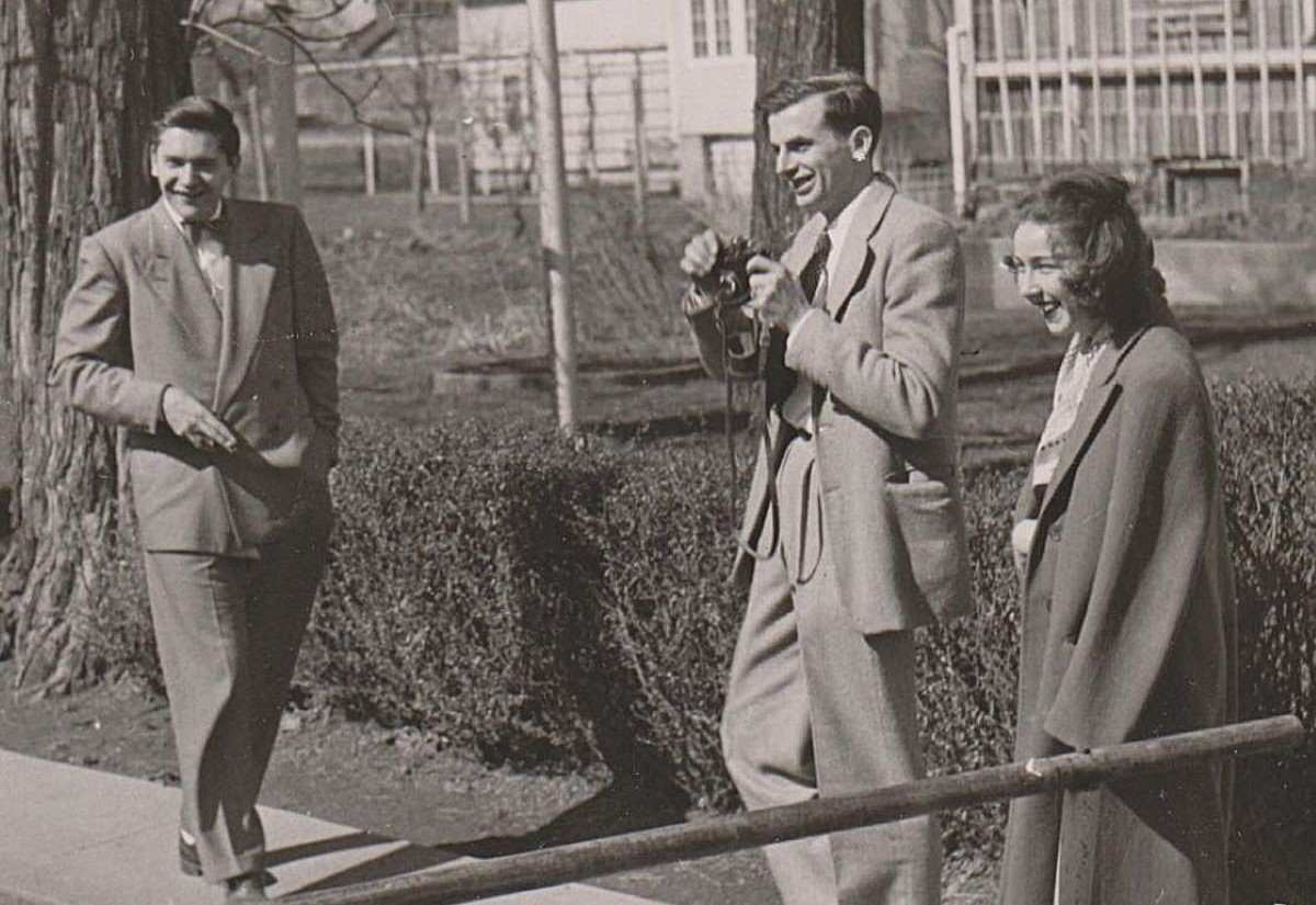 Flannery O'Connor (rechts) mit Robie Macauly (Mitte) und Arthur Koestler (links) 1947