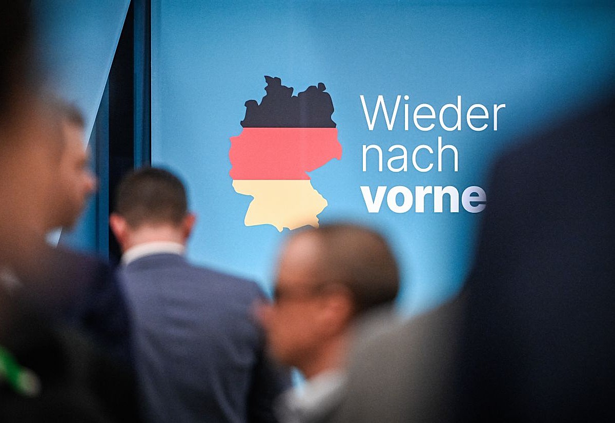 Deutschlandkarte in den Farben schwarz, rot, gold, daneben der Schriftzug "Wieder nach vorne", am 4. Februar 2024 bei einer Veranstaltung der CDU zur Bundestagswahl in Bonn.