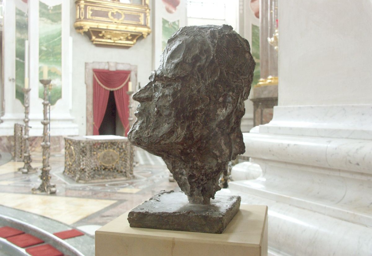 Nicht nur als Denker voller Ecken und Kanten: Alfred Delp (1907-1945). Büste von Karlheinz Oswald in der Jesuitenkirche Mannheim
