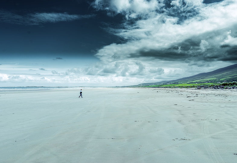 Eine Person am Strand