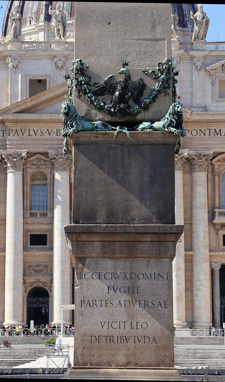 Inschrift auf dem Obelisken auf dem Petersplatz
