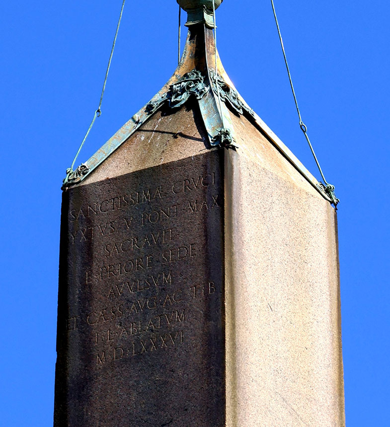 Inschrift auf dem Obelisken am Petersplatz