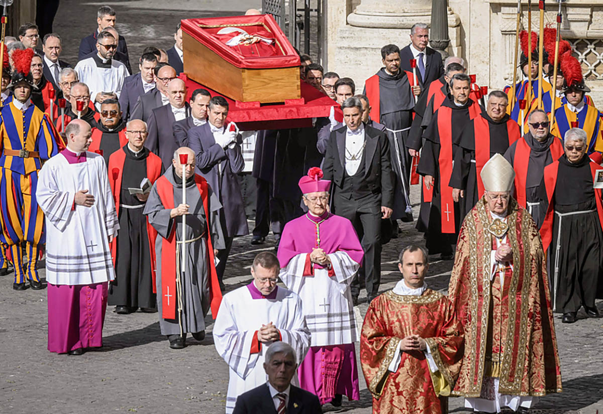Kardinal Kevin Joseph Farrell  bei einer Liturgie am offenen Sarg mit dem Leichnam von Papst Franziskus am 23. April 2025 im Petersdom