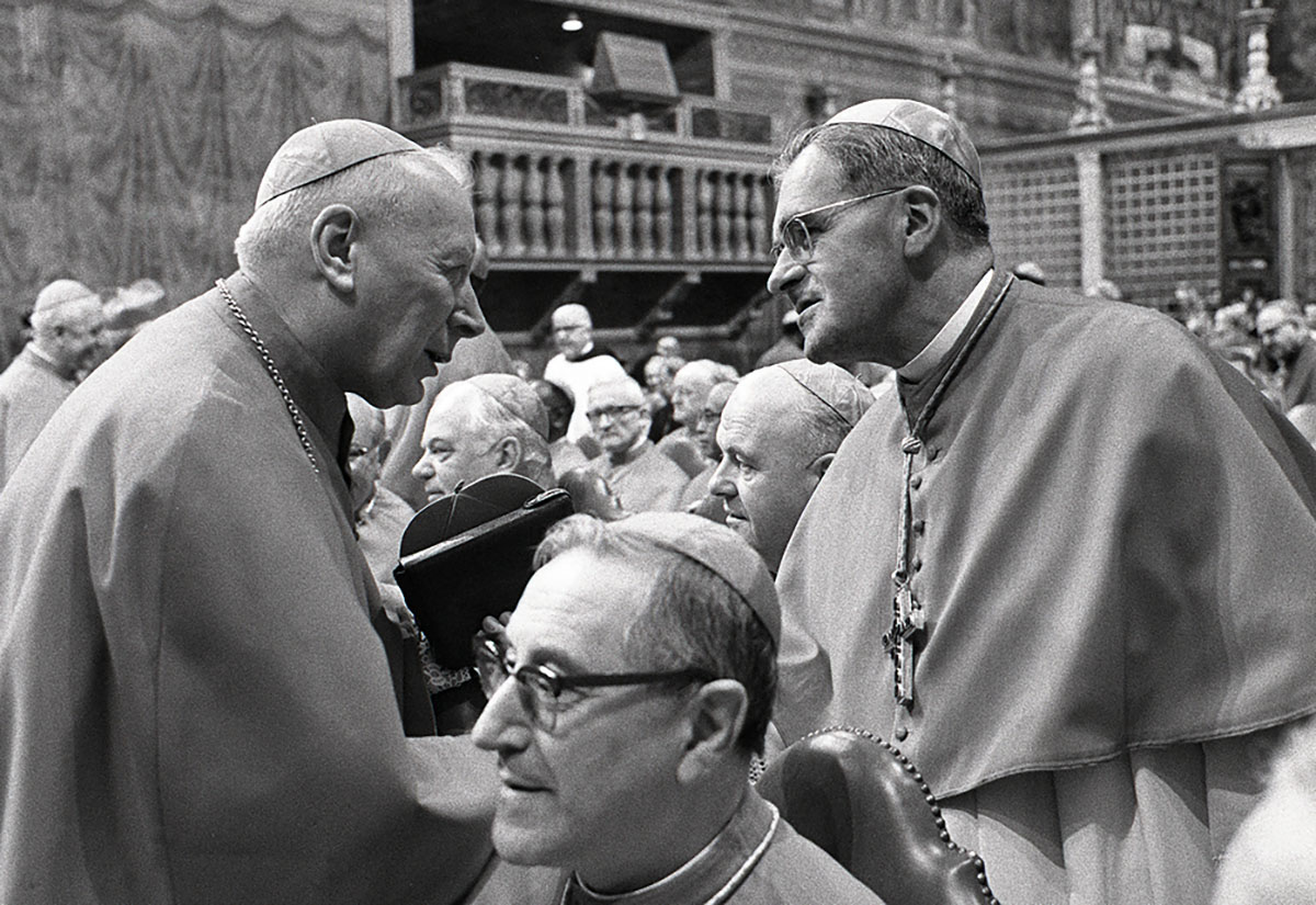 Kardinal Stefan Wyszynski, Erzbischof von Warschau, und Kardinal Julius August Döpfner, Erzbischof von München und Freising, bei der Eröffnung der Bischofssynode am 30. September 1971 im Vatikan.