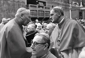 Kardinal Stefan Wyszynski, Erzbischof von Warschau, und Kardinal Julius August Döpfner, Erzbischof von München und Freising, bei der Eröffnung der Bischofssynode am 30. September 1971 im Vatikan.
