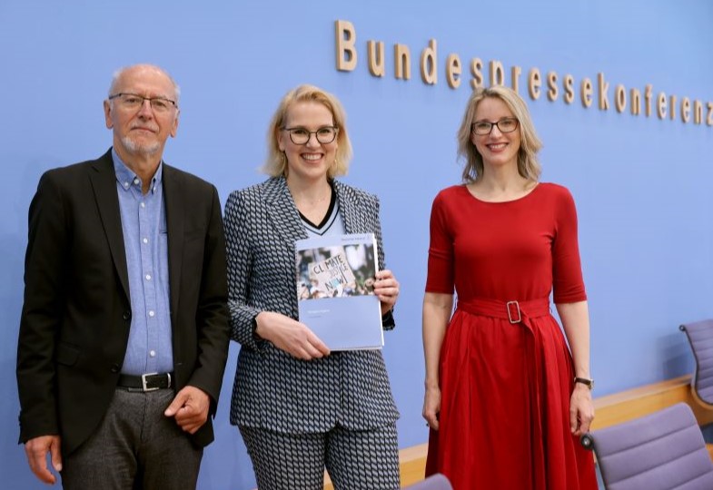 Armin Grunwald, Kerstin Schlögl-Flierl und Alena Buyx (v.l.) stellen am 13. März 2024 die Stellungnahme "Klimagerechtigkeit" im Haus der Bundespressekonferenz vor.