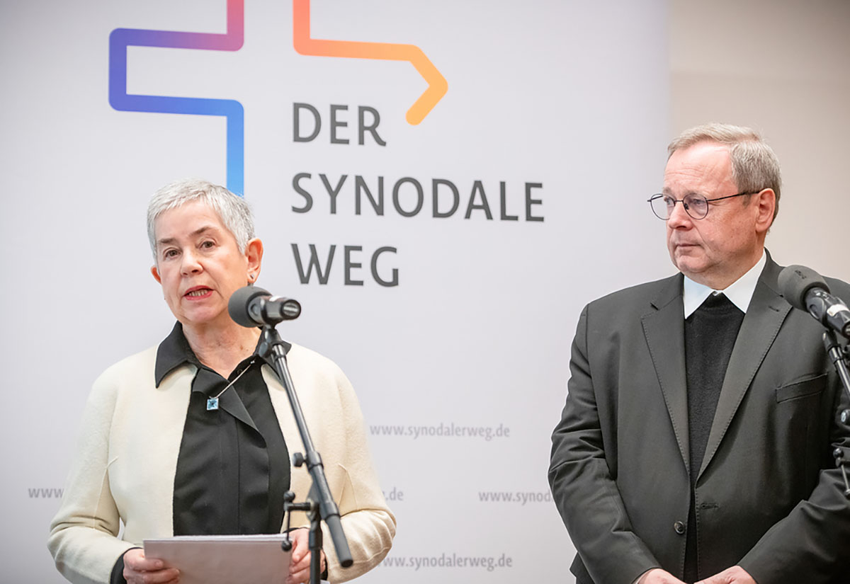 Irme Stetter-Karp, Präsidentin des Zentralkomitees der deutschen Katholiken (ZdK), und Bischof Georg Bätzing, Vorsitzender der Deutschen Bischofskonferenz (DBK), bei der Sitzung des Synodalen Ausschusses am 21. November 2025 in Fulda.