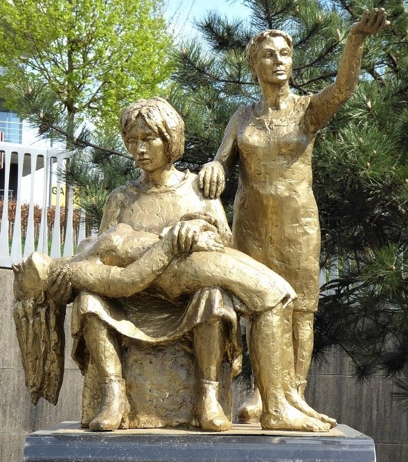"Die unbekannte Kriegsfrau – Friede braucht Frauen" von Liliane Versluys. Das 2021 in Leuven aufgestellte Denkmal mutet wie ein anonymes Echo auf die Novelle Gertrud von le Forts an
