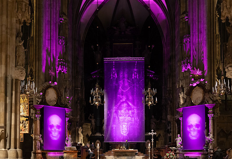 Fastentücher von Gottfried Helnwein im Wiener Stephansdom