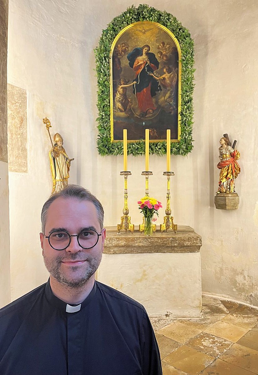 Dominik Loy, Kirchenrektor von Sankt Peter am Perlach, vor dem Gnadenbild der "Knotenlöserin"