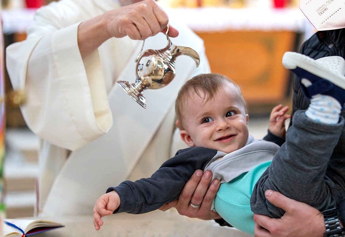 "Doppeltaufen": Warum müssen Familien die Taufe ihrer Babys immer öfter mit Fremden feiern?