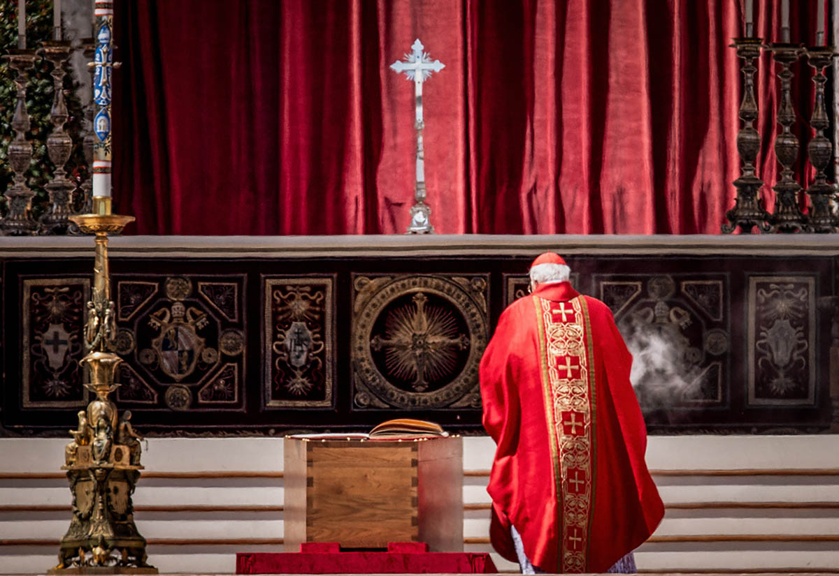 Kardinal Giovanni Battista Re beim Requiem für Papst Franziskus