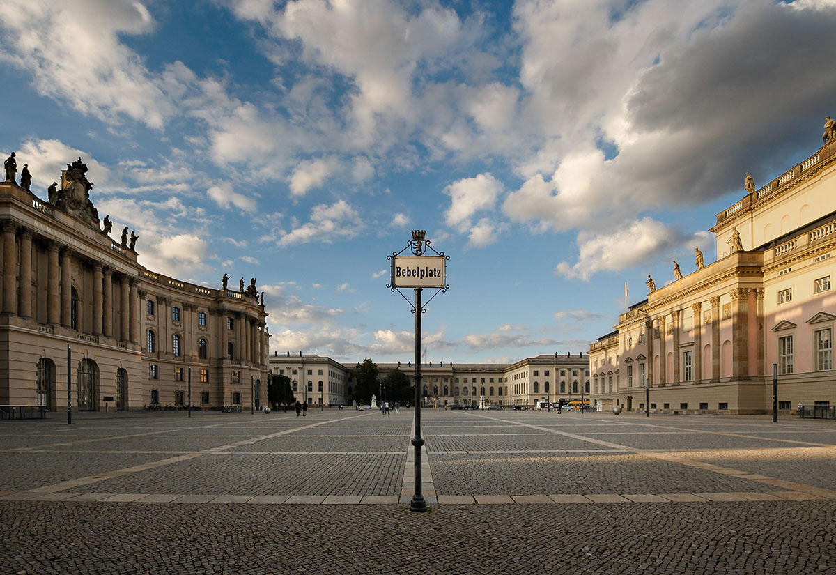 Ansicht des Bebelplatzes in Berlin mit Juristischer Fakultät und Staatsoper