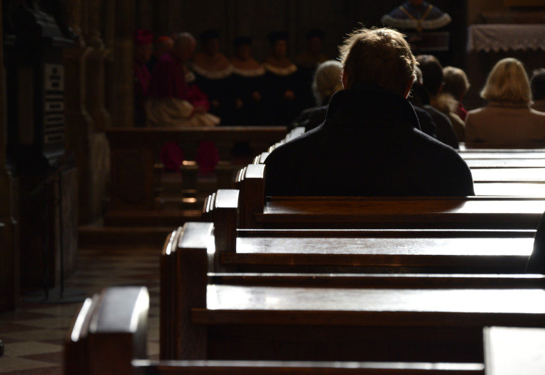 Gläubige in Kirchenbänken