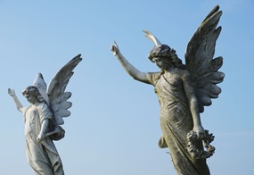 Zwei Engelsstatuen