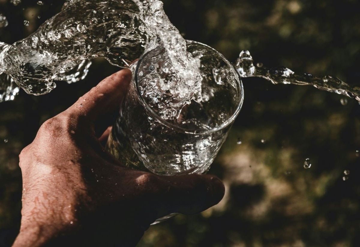Wasserglas mit herausspritzendem Wasser