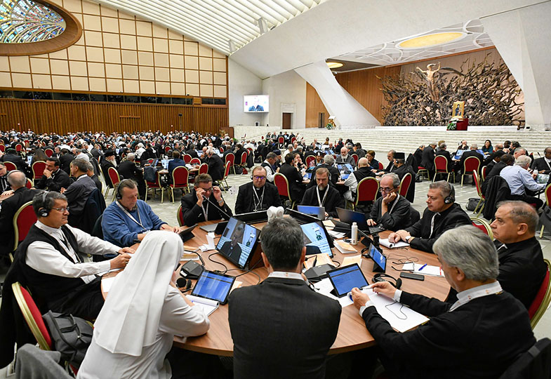 Teilnehmer an Tischen bei den Beratungen während der Weltsynode am 25. Oktober 2023 im Vatikan