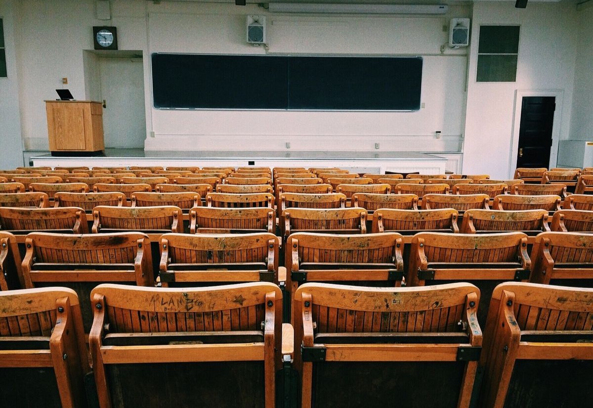Leere Stuhlreihen in einem Hörsaal