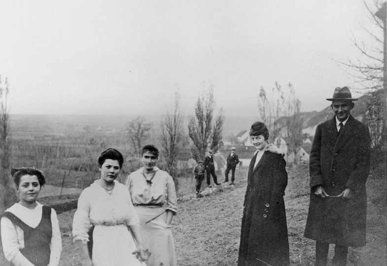 In Zürau. V. l. n. r.: Mařenka (eine Magd), Kafkas Cousine Irma, seine Schwester Ottla, Julie Kaiser (seine Sekretärin in der Prager Arbeiter-Unfallversicherung), Franz Kafka