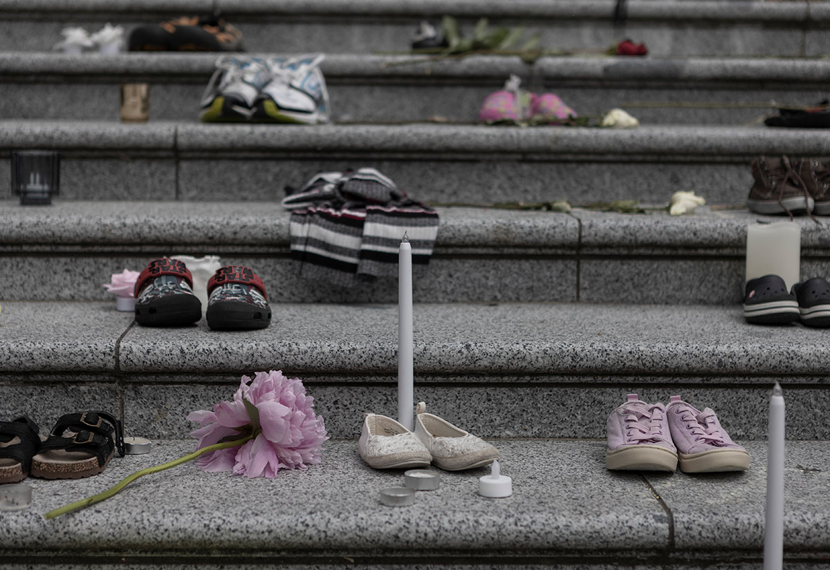 Kinderschuhe vor einem Gebäude in Vancouver, Kanada, am 30. Mai 2021