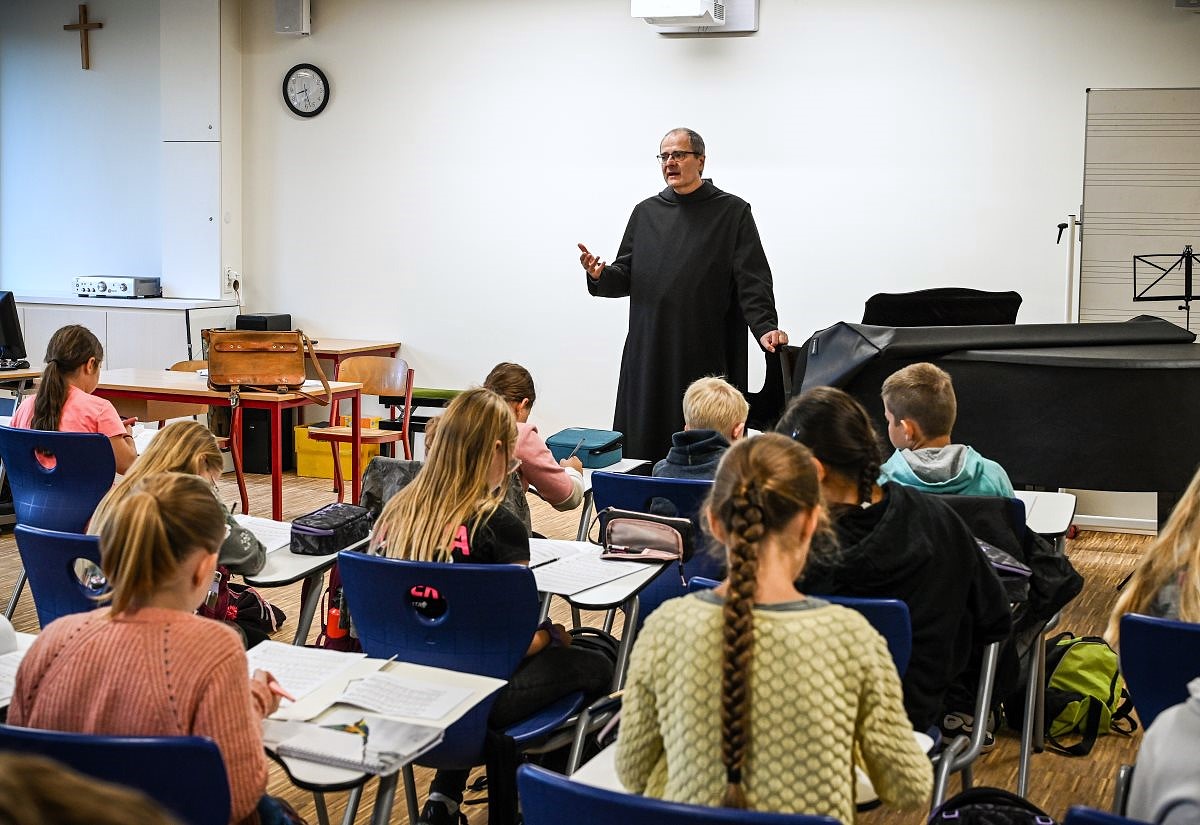 Ein Mönch, Lehrer, spricht am 13. Oktober 2023 im Musikunterricht am Gymnasium der Abtei Münsterschwarzach in Schwarzach.