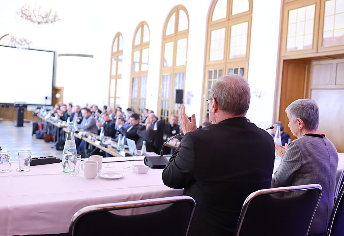 Wer ist verantwortlich? Kirchenrechtliche Anfragen an die geplante Synodalkonferenz