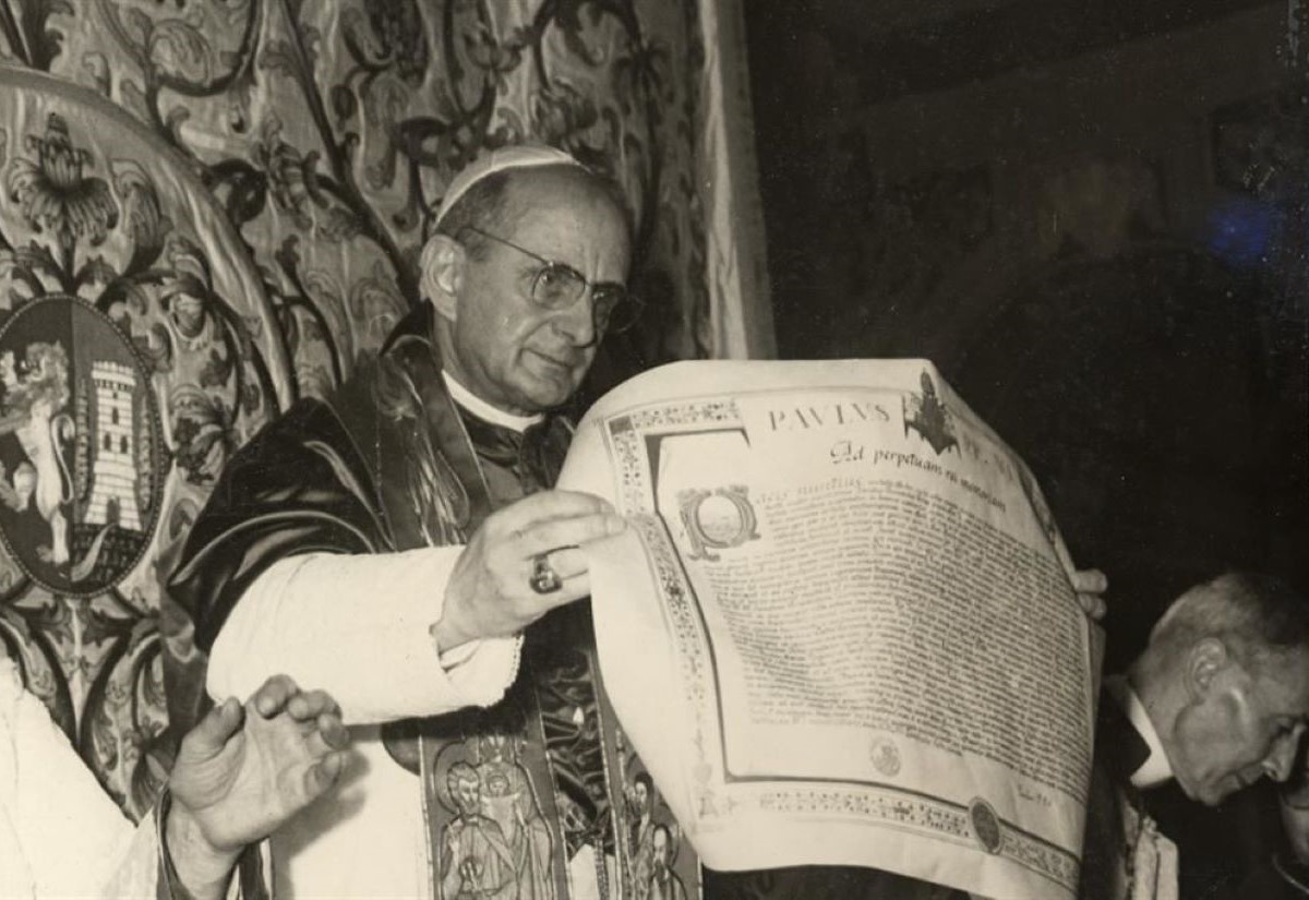 Papst Paul VI. präsentiert das Apostolische Schreiben 