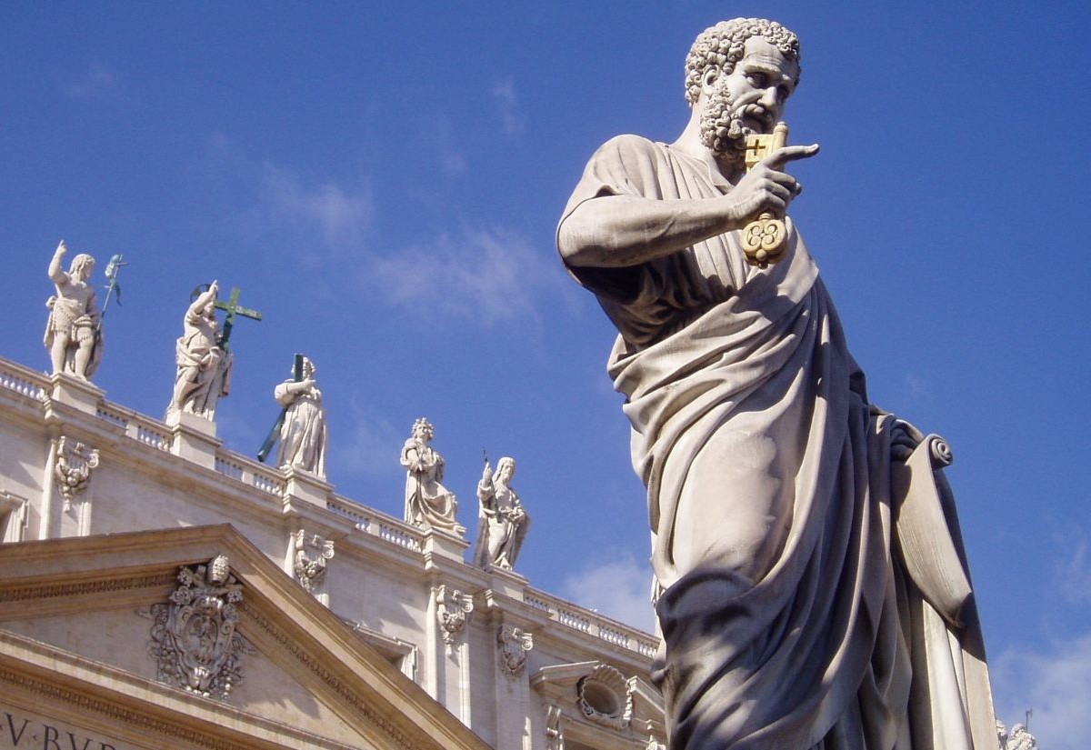 Petrus-Statue vor dem Petersdom in Rom