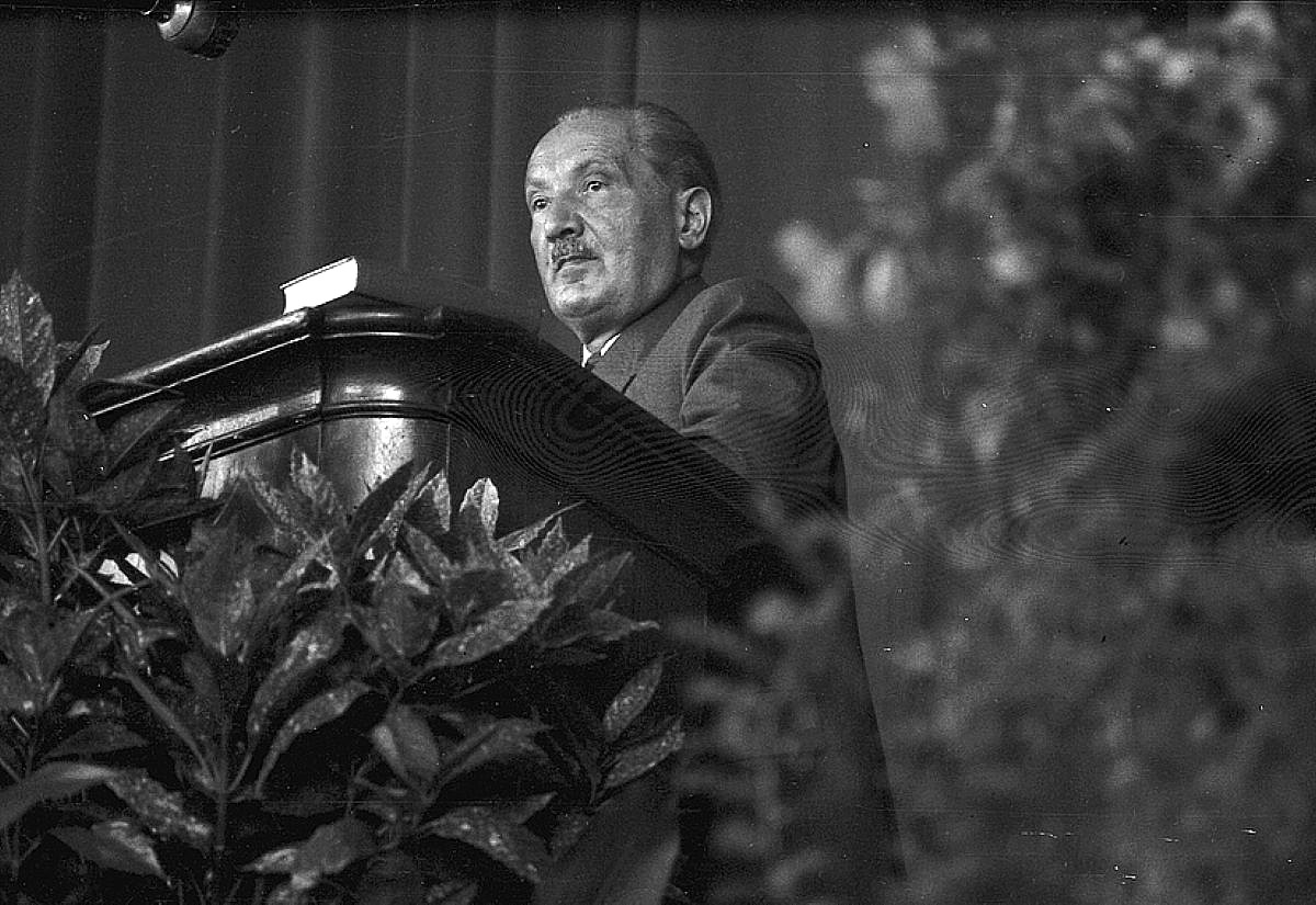 Martin Heidegger bei einem Vortrag in Freiburg