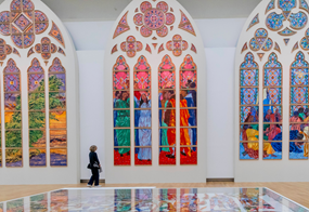Entwurf eines Glasfensters von Claire Tabouret, das Maria im Kreis der Jünger Jesu zeigt - mit erhobenen Armen und Tränen in den Augen.