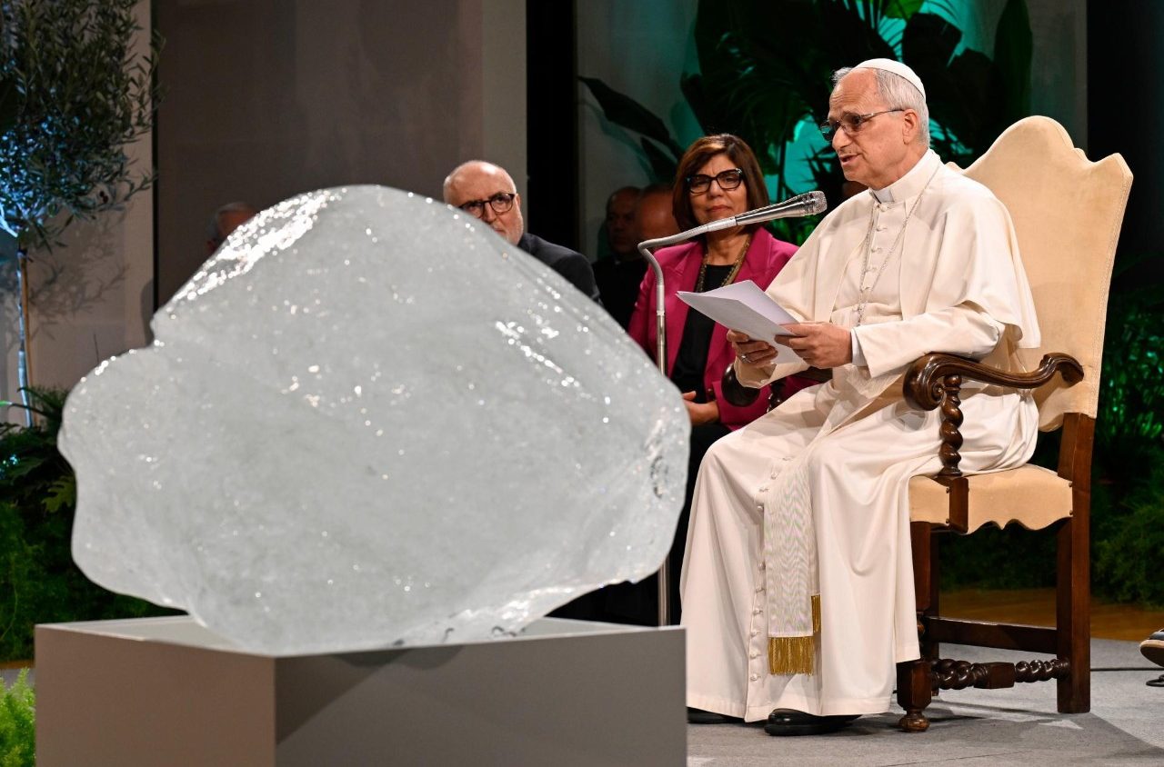 Papst Leo XIV. segnet einen Eisblock bei der internationalen Klimakonferenz "Raising Hope for Climate Justice" im Oktober 2025 in Castel Gandolfo