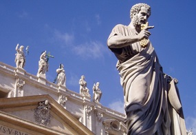Petrus-Statue auf dem Petersplatz vor dem Petersdom