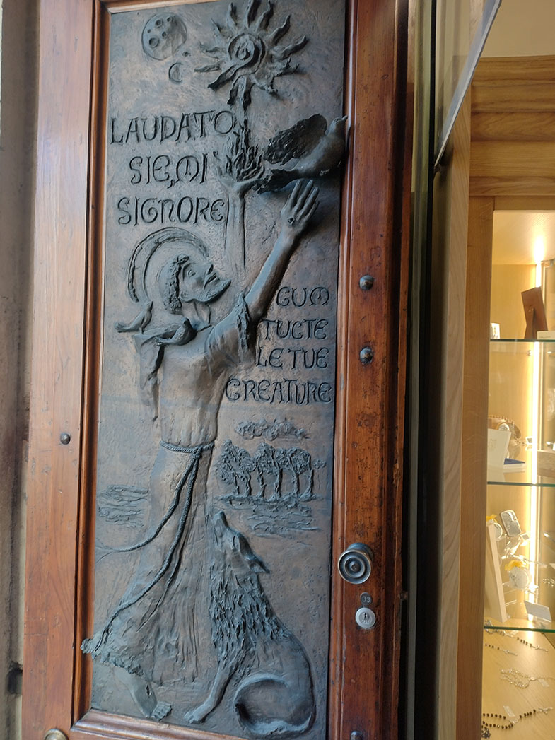 Tür mit Franzisus-Darstellung in Santa Maria Maggiore