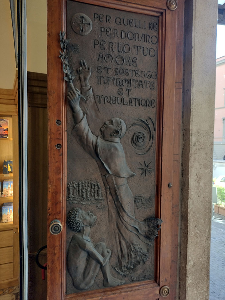 Tür mit Franziskus-Darstellung in Santa Maria Maggiore