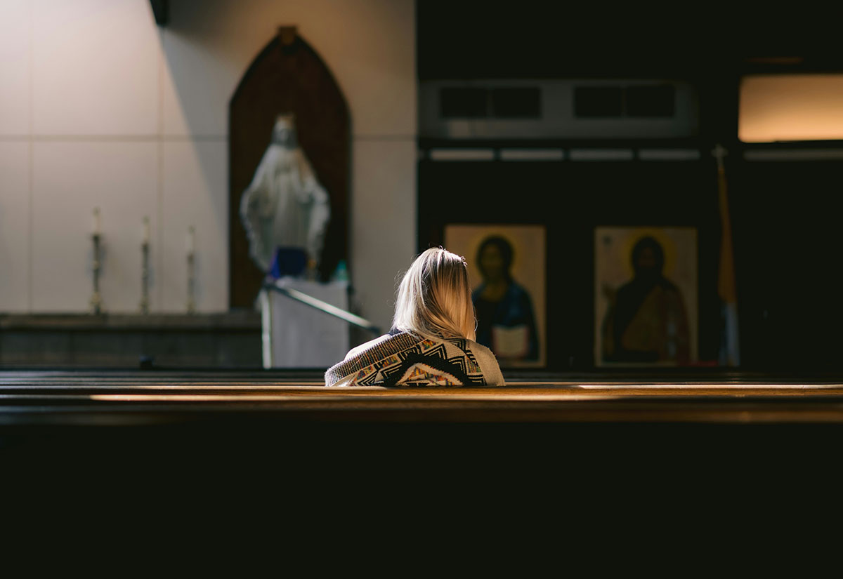Junge Frau in einer Kirche