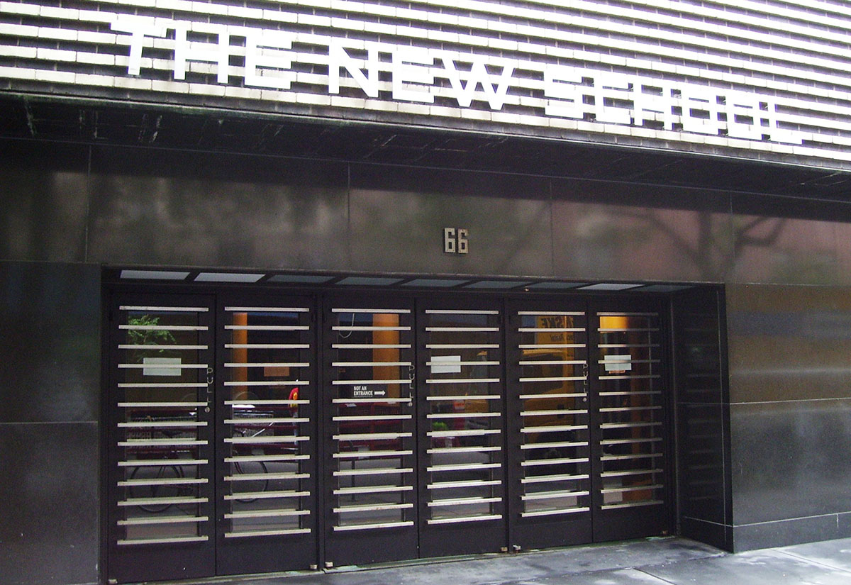 Eingang der Johnson Hall der New School zwischen der Fifth und der Sixth Avenue im Greenwich Village in Mahattan, entworfen von Joseph Urban (1930)