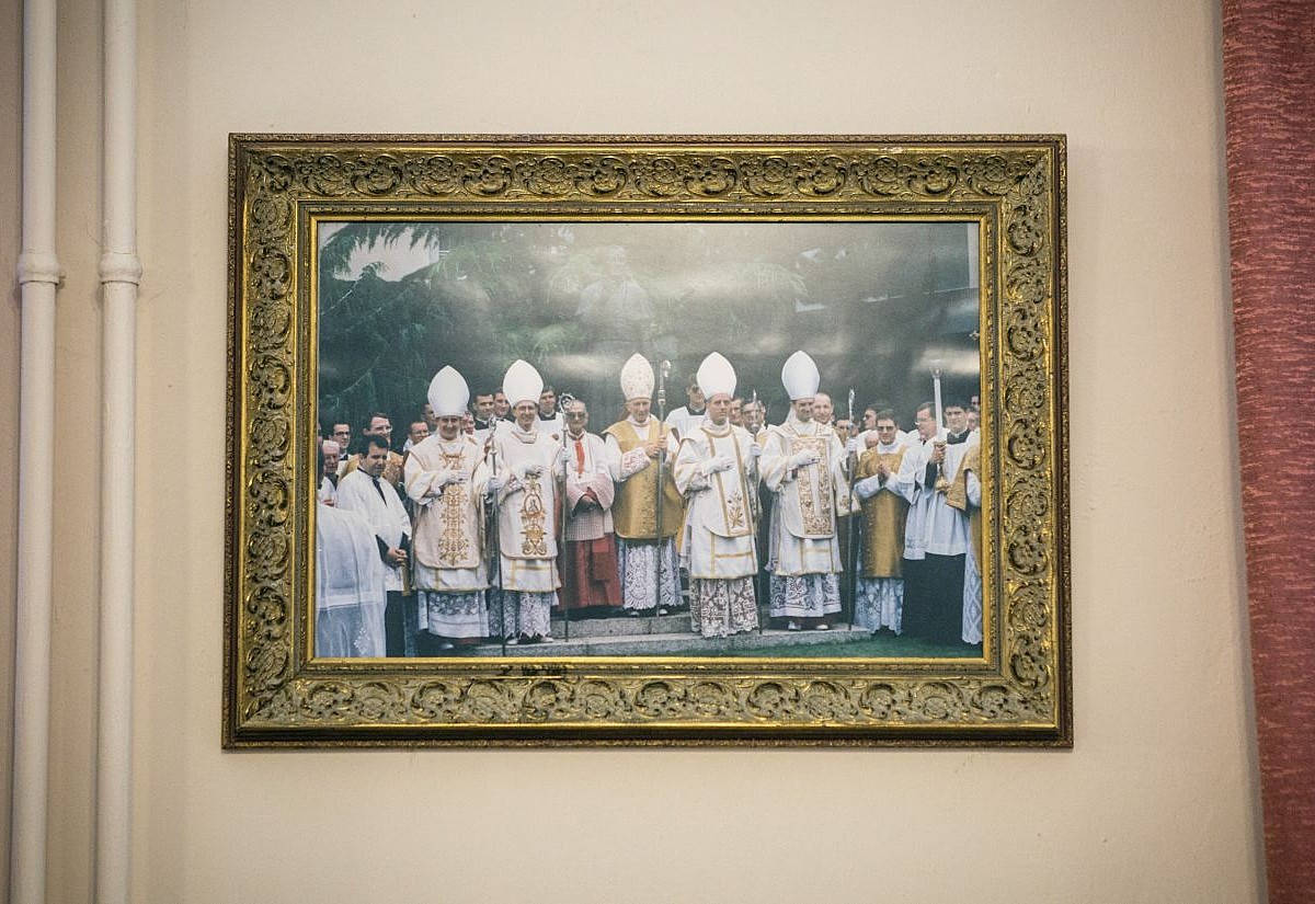 Ein Foto der unerlaubten Bischofsweihen der Piusbruderschaft am 30. Juni 1988 hängt an einer Wand des Priesterseminars in Zaitzkofen.