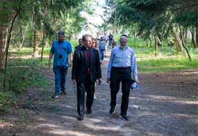 Rabbiner Yitzchok Adlerstein und der katholische Priester Paweł Rytel-Andrianik in Treblinka
