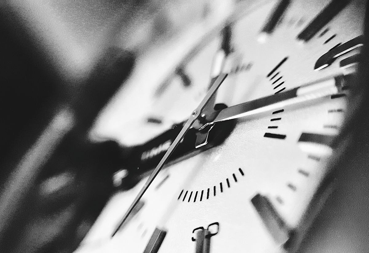 Uhr mit verschwommenem Ziffernblatt in schwarz-weiß