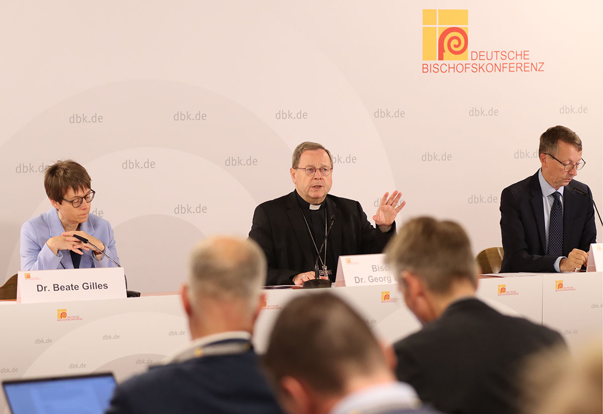Beate Gilles, Generalsekretärin der Deutschen Bischofskonferenz (DBK), Bischof Georg Bätzing, Vorsitzender der DBK sowie Matthias Kopp, Pressesprecher der DBK bei der Abschlusspressekonferenz zur Herbst-Vollversammlung der DBK in Fulda am 25.9.2025.