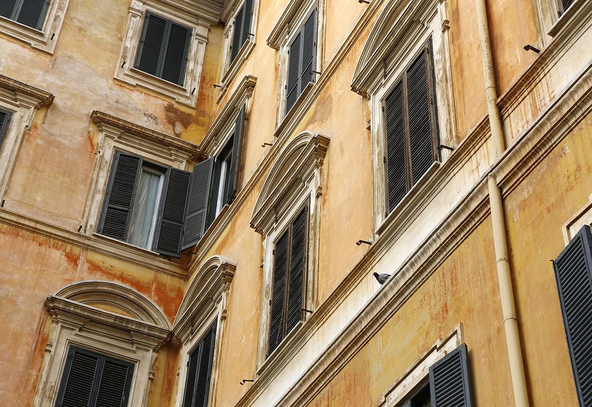 Geschlossene Fensterläden in Rom