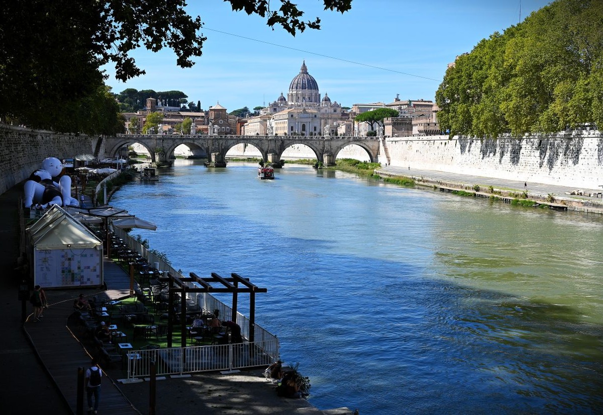 Blick auf den Tiber, im Hintergrund der Petersdom