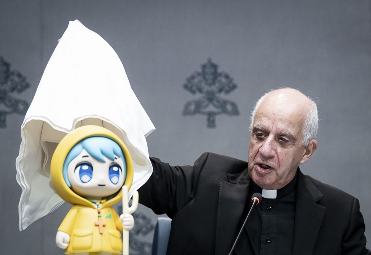 Erzbischof Rino Fisichella, Pro-Präfekt des Dikasteriums für Evangelisierung und Beauftragter für das Heilige Jahr 2025, präsentiert auf einer Pressekonferenz "Luce", das offizielle Maskottchen für das Heilige Jahr.