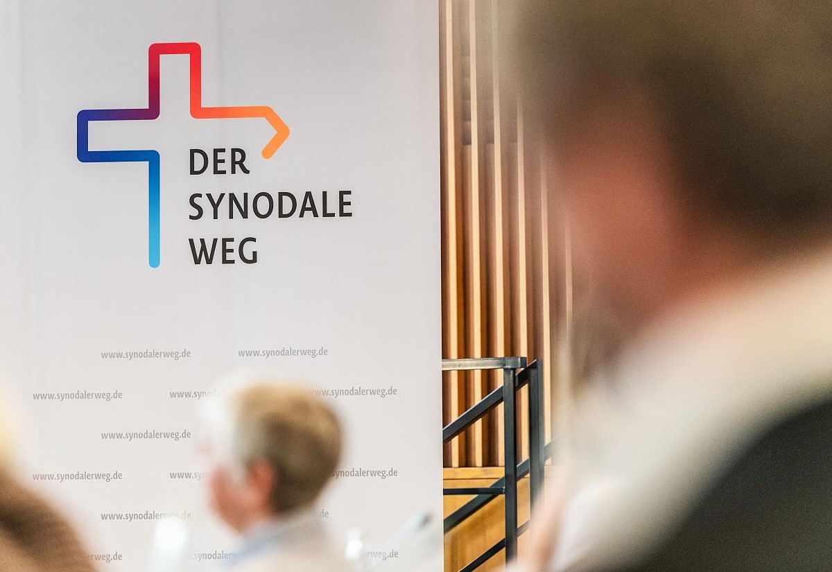 Ein Banner mit Logo und Aufschrift "Der Synodale Weg" bei der Regionenkonferenz "Fünf Orte - ein Weg" am 4. September 2020 in Frankfurt.