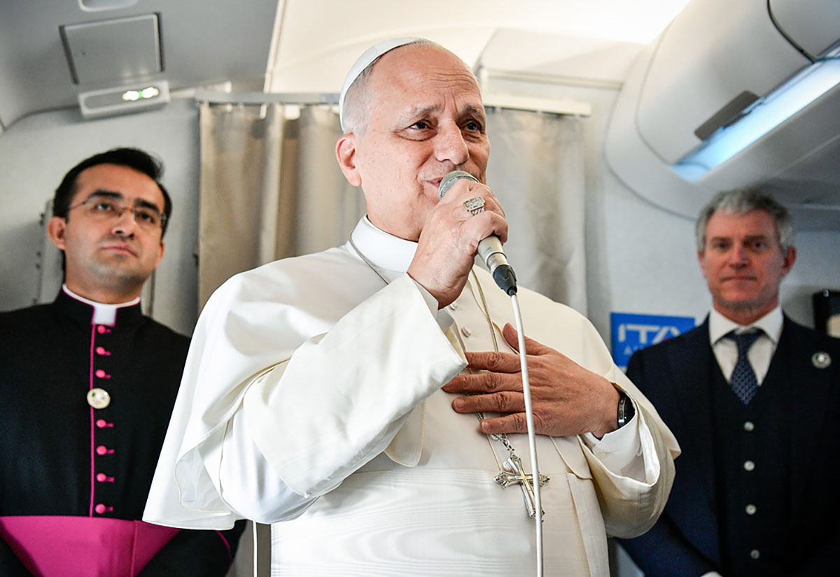 Papst Leo XIV. am 13. April 2026 auf dem Flug nach Algier