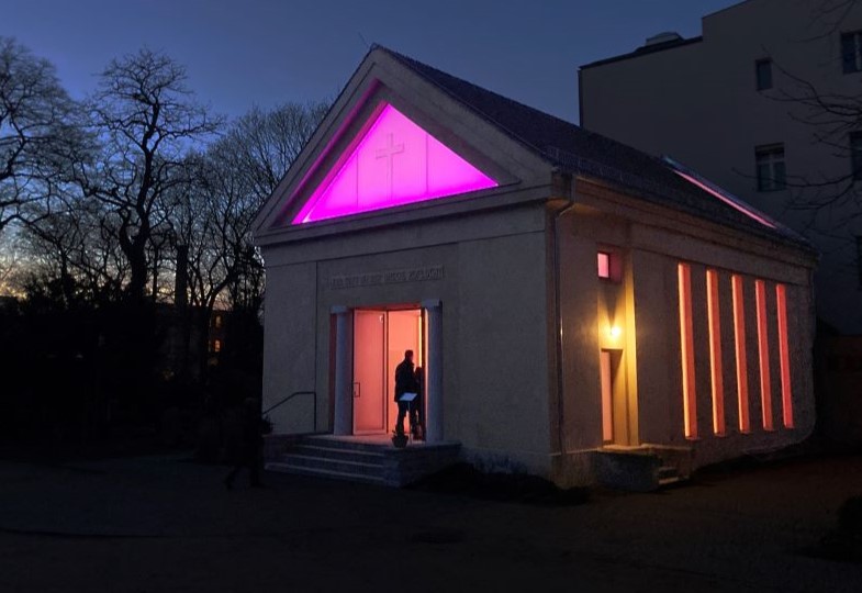 Die von James Turrell gestaltete Kapelle auf dem Dorotheenstädtischen Friedhof in Berlin